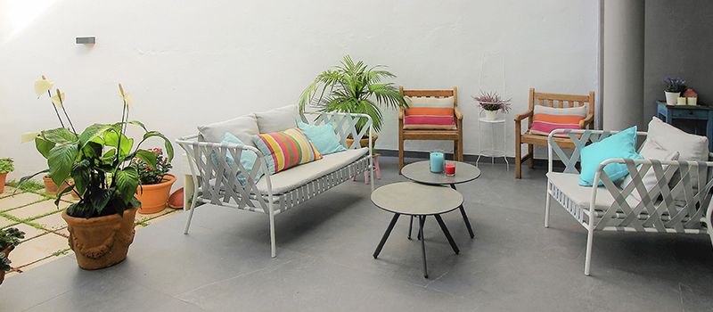patio by Estudio Pas with grey sofas and grey coffee tables