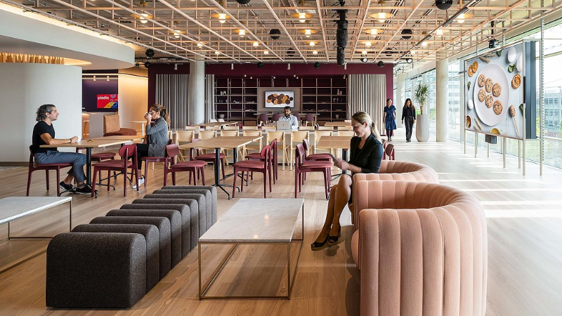 The Best Interior Designers of Germany, Gensler Munich living space with 2 singular pink sofas