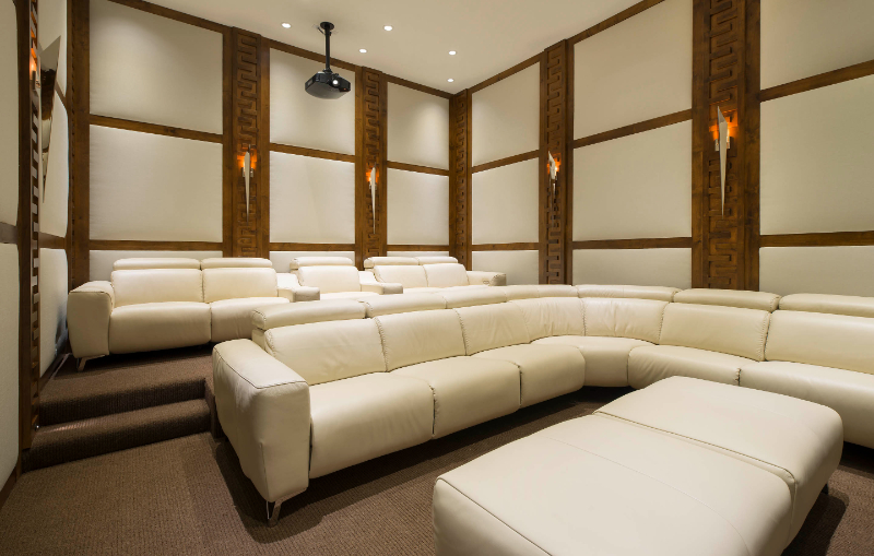 Arveaux Interiors: Modern Sofa Inspiration. A living space with sofas organised in a cinema-like layout.
